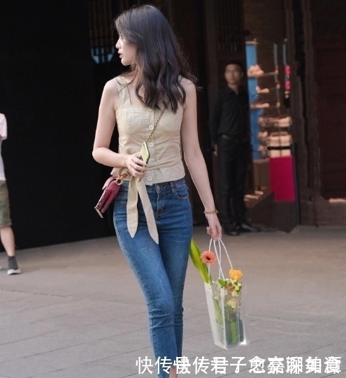 t恤|浅灰色T恤搭配七分牛仔裤,简洁干练,清新自然