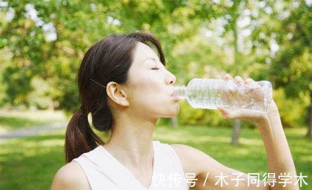 肾脏|错误的5个喝水习惯,可能会造成女性快速衰老,希望你可以避开