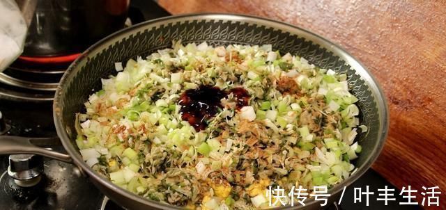 小董|三伏天,用这菜蒸包子太香了,想吃都买不到,皮薄大馅又鲜美