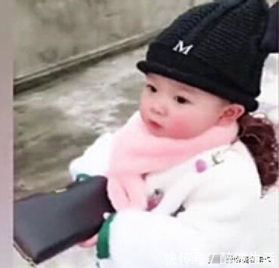 小宝宝|听爸爸说带她去超市,宝宝慌忙拿了妈妈的钱包就走,不愧是小情人