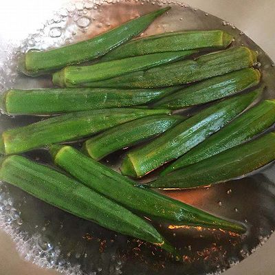 一日三餐|好吃又营养的秋葵炒香菇