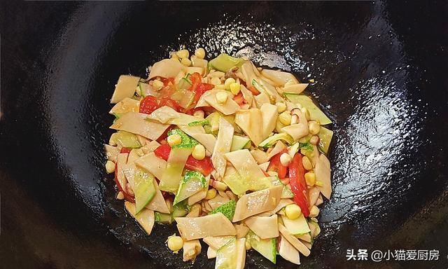 香葱葱白|教你用杏鲍菇和黄瓜还有西红柿一起炒来吃，清香鲜美，营养又好吃