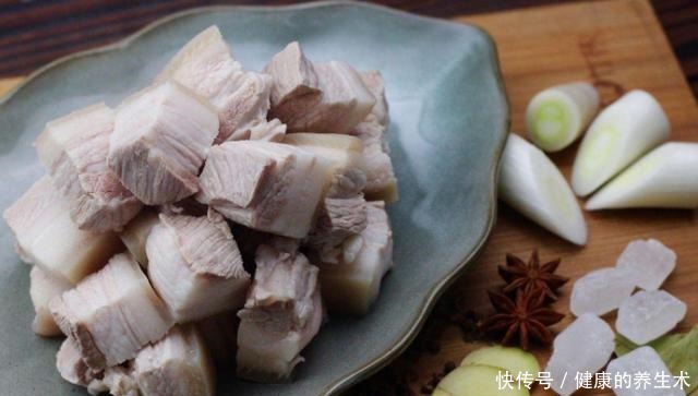 炖肉时,别只用清水炖,多加2样料,炖好的肉软嫩入味,香气扑鼻