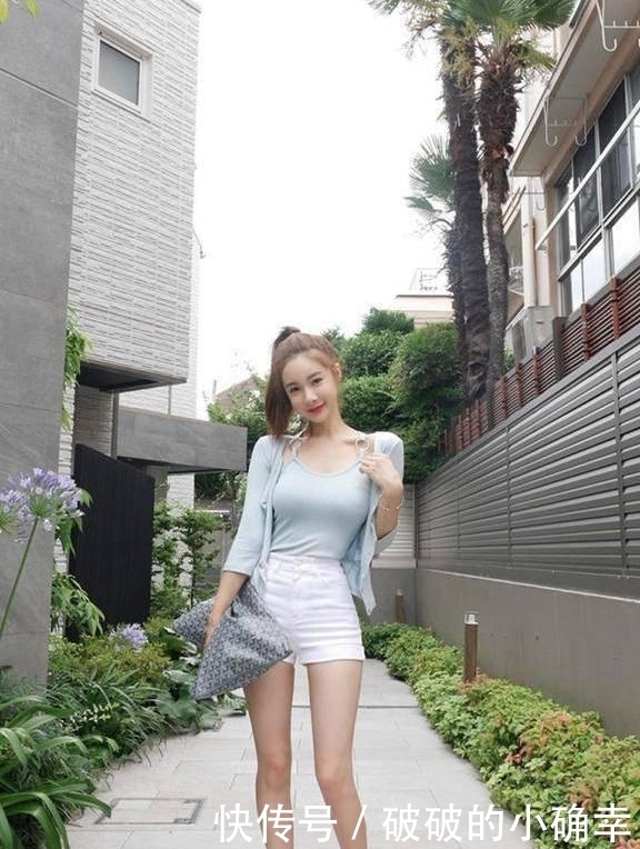 时尚|街拍:笑容甜美迷人妹子,连衣裙牛仔短裤的偶遇,很有时尚感!