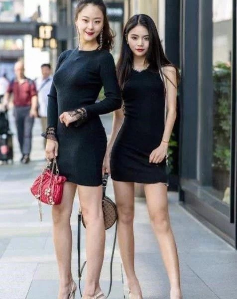 街拍：一貌倾城的美女，一条优雅的开叉裙，尽显玲珑有致的好身材