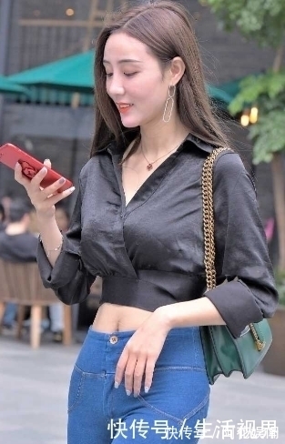 美女|时尚美女搭配牛仔裤，有种走起路来带风的效果！