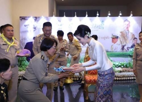 玛哈国王!泰国贵妃娘娘好威风!下台阶都有宫女搀扶,比苏提达王后会享受