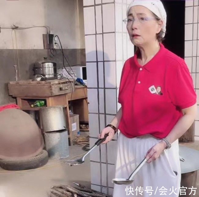 石榴姐|“石榴姐”现身乡村务农,墙上满是烟灰污垢,身价过亿生活仍节俭