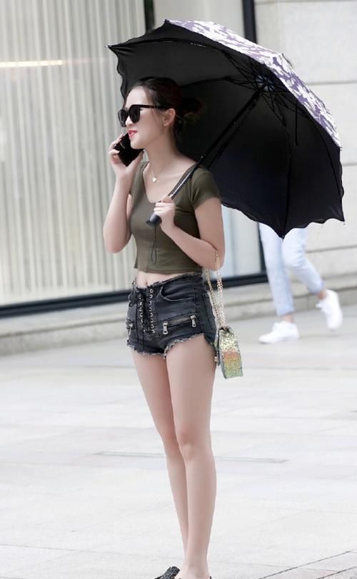  酷姐|街拍：绿上衣加热裤，时尚酷姐真有范，走在街头回头率百分百