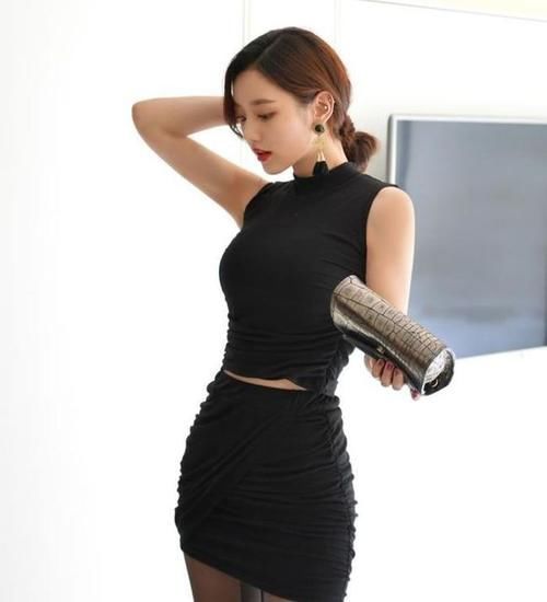 丝袜 小姐姐一身包臀裙配黑丝袜,尤其那性感的耳饰,更是惹人喜欢!