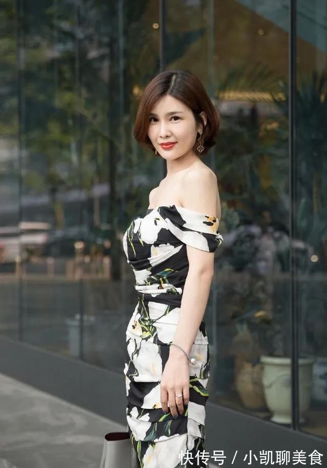 肩膀处 这件“裹身裙”没什么领口,滑落到肩膀处,妹子不觉得方便吗