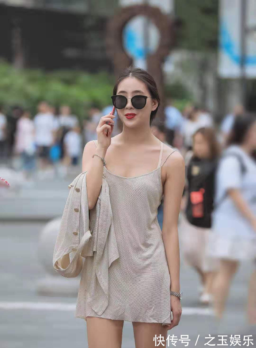 穿搭 非常温柔显气质的穿搭,米白色吊带裙+开衫,让你轻轻度过一周哦