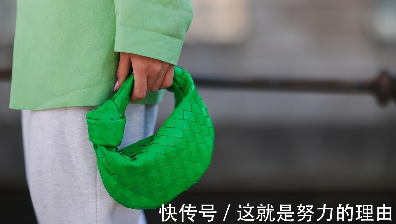 穿搭|五颜六色的的服饰绚烂多彩，2种搭配方式，教你玩转整个夏天