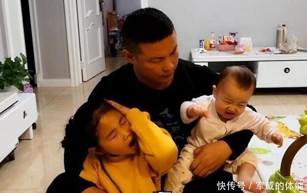 宝妈|宝爸抱起二胎弟弟,大女儿的一句话,宝妈听到后忍不住心酸!