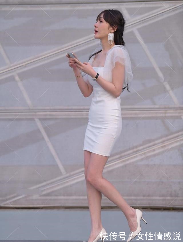 高跟鞋 白色连衣短裙搭配同色高跟鞋，青春减龄，宛如小仙女！