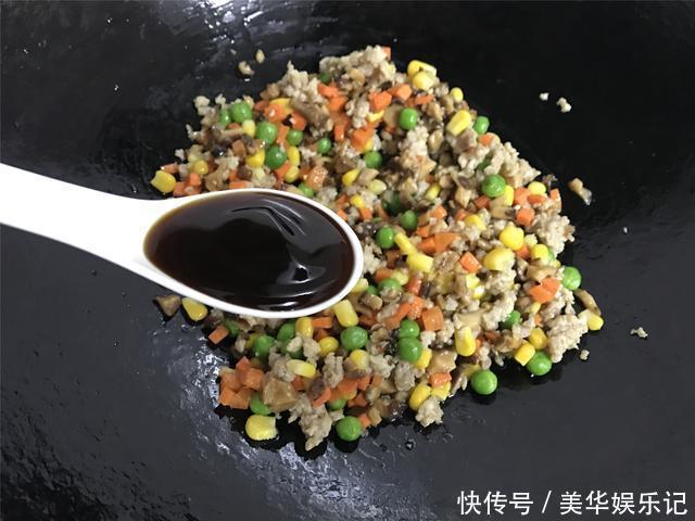  烧卖|饺子皮加1碗糯米，做成快手早餐，皮薄馅大，一人一屉不够吃