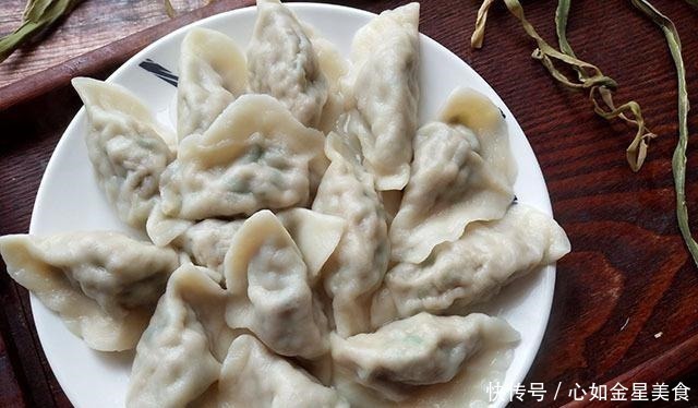  冷天，我常买它包饺子，泡好切碎拌进肉馅里，脆嫩鲜美，吃着真香