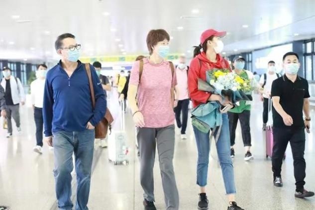 机场|郎平一家走机场,人均180比旁边人高一截,便装穿出强大气场