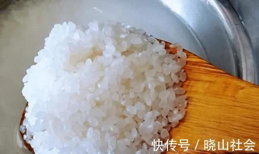 蒸米饭不要只懂加水，牢记2个技巧，蒸出的米饭更好吃，特别实用