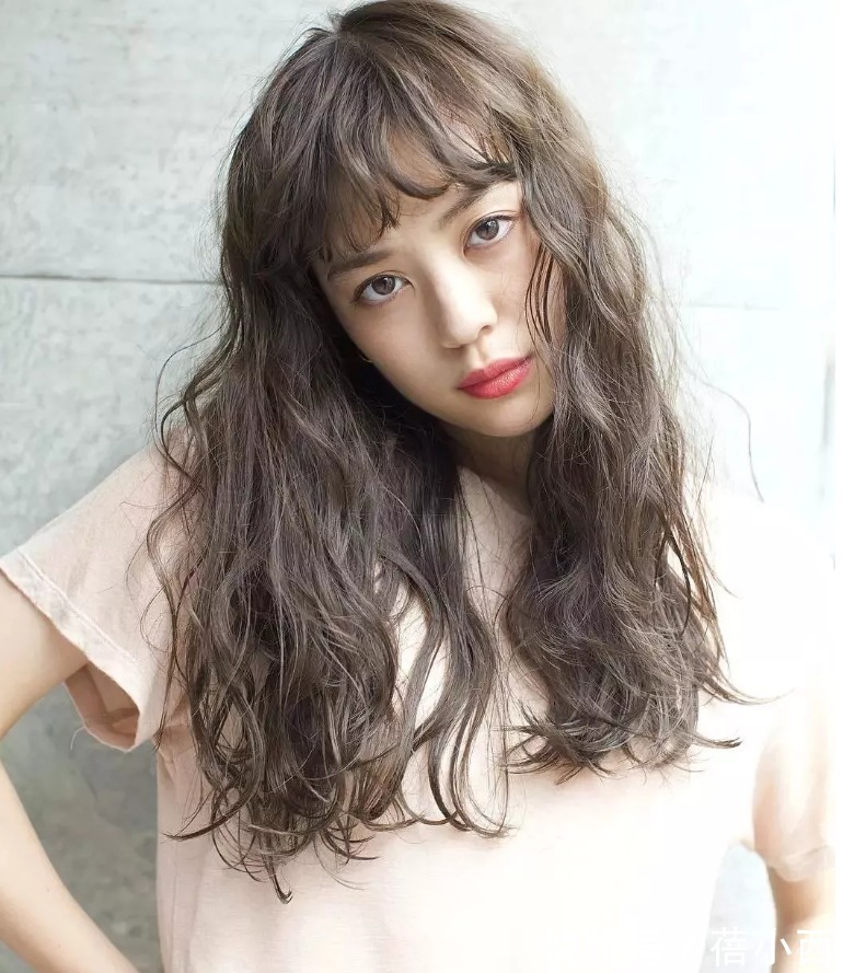 减龄|入秋打扮选对发型比长相重要,这3款卷发正流行,减龄还显脸小