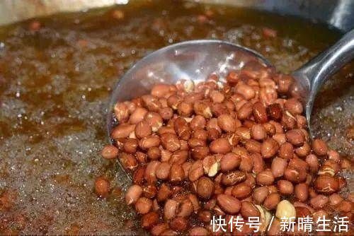 炸花生米,出锅直接撒盐是绝对的错误,多加1步,酥脆不返潮,香