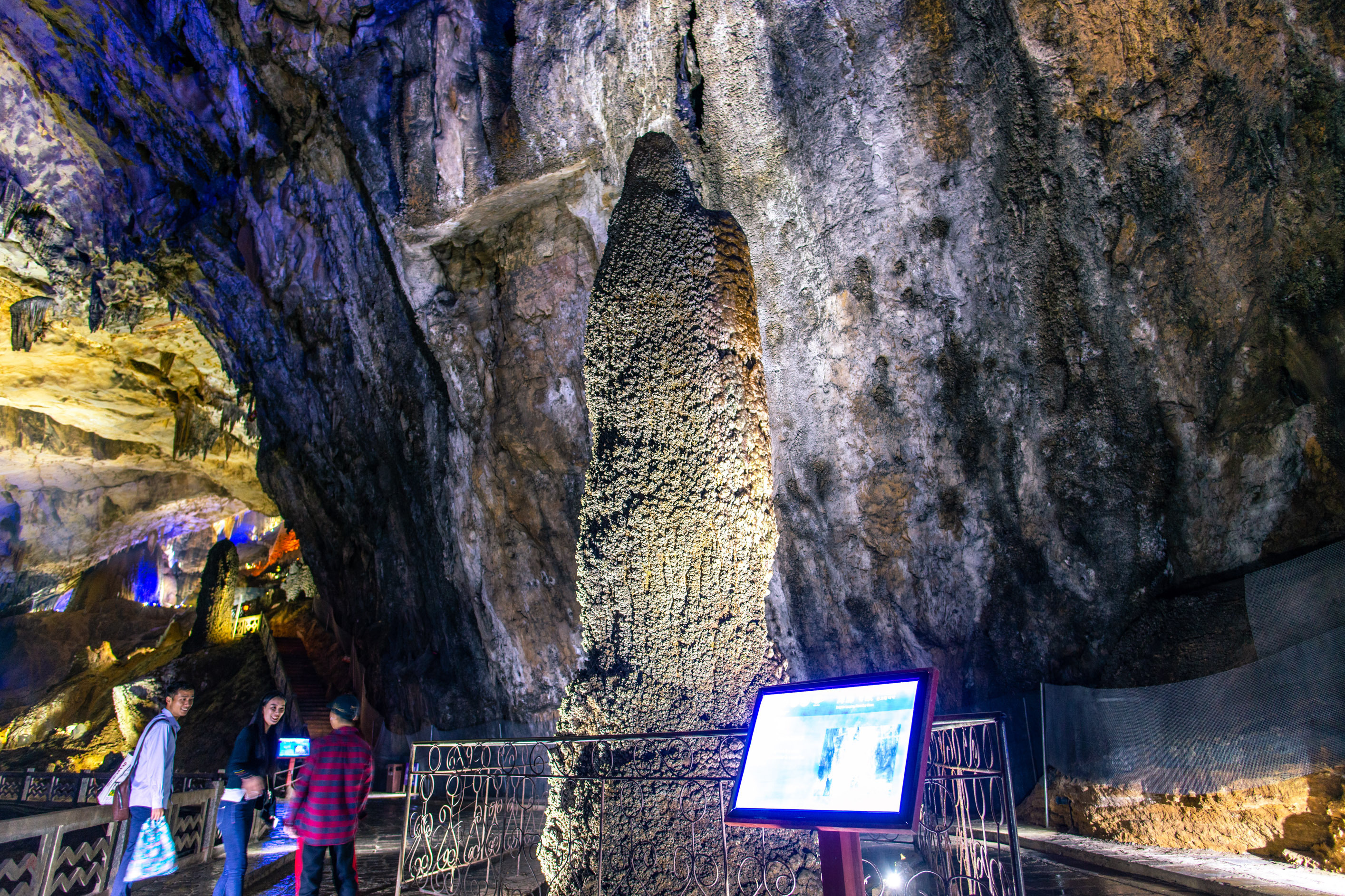 这个洞穴位居全国十大奇洞之首，常年恒温16度，贵州人的避暑胜地