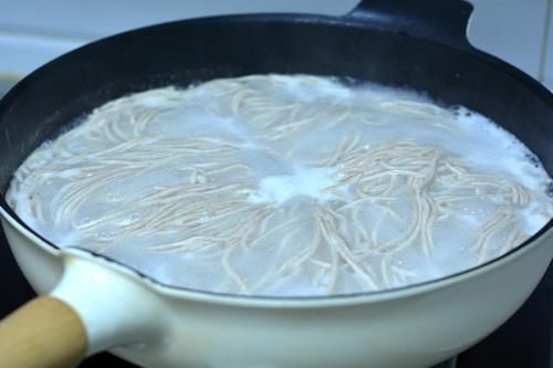 煮面条时，加入3物，面条爽滑又筋道，难怪以前煮的面条不好吃