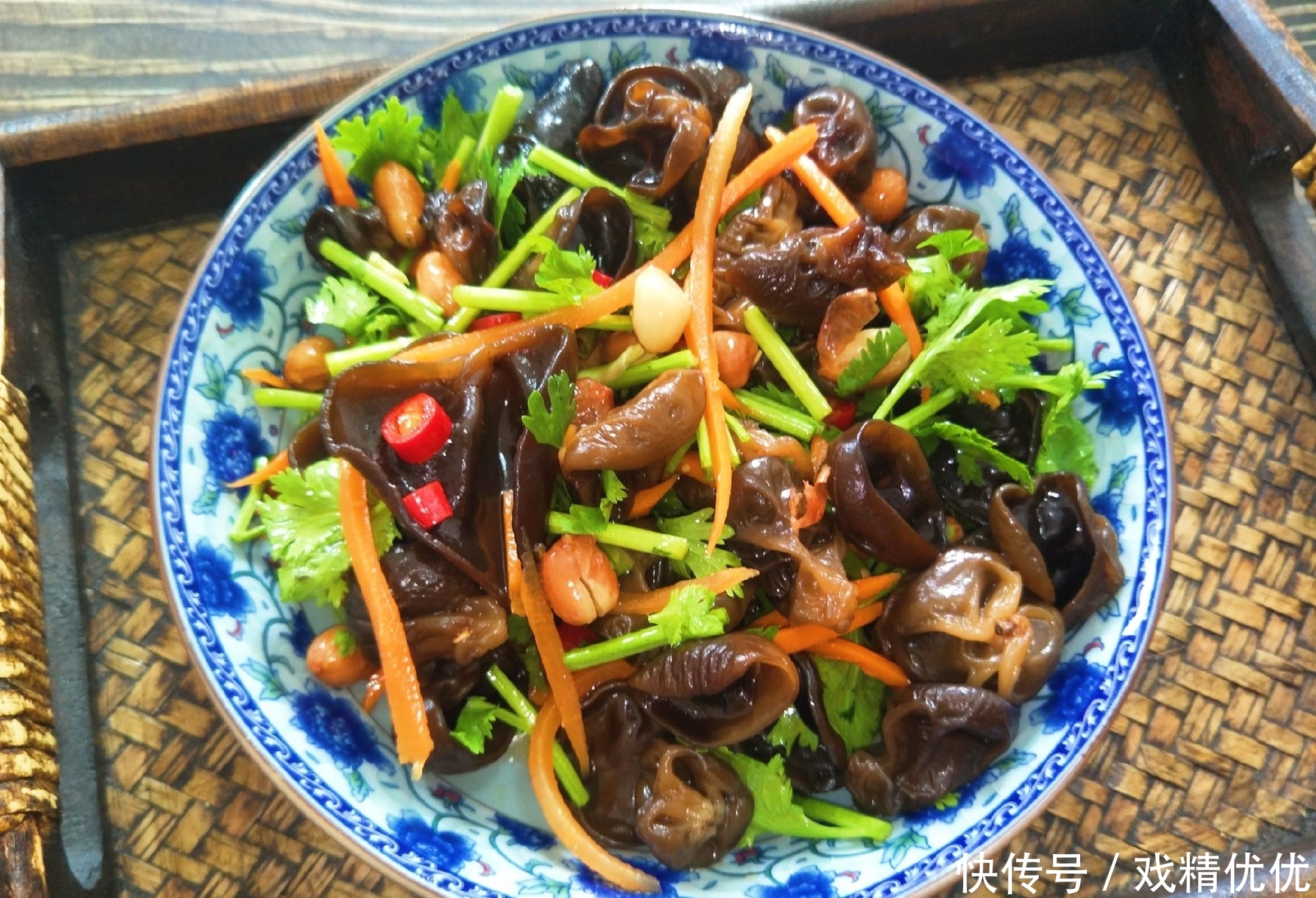 肉质|泡发木耳时,用冷水还是热水?泡几分钟合适,教你详细烹饪方法