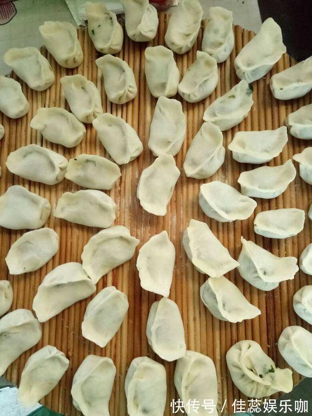 保鲜膜|冰冻饺子之前，表面撒点它，煮的时候不破皮儿