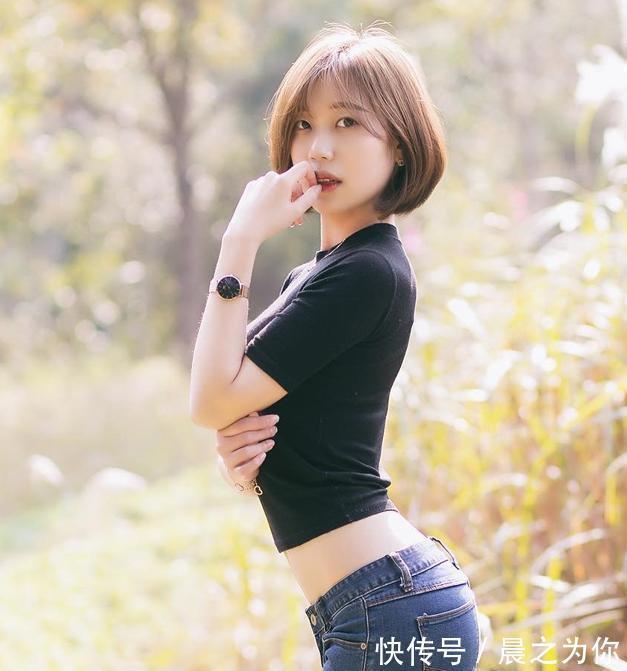 s型曲线 紧身牛仔裤搭配短衬衫,将小姐姐翘臀和细腰展现无遗,“s型曲线”非常美