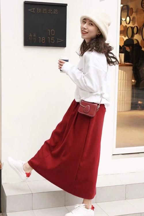红色系穿搭又来了，学这一身造型搭配点帽子，最好看了