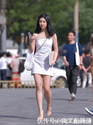抹胸|白色抹胸连衣裙搭配透明凉鞋,青春减龄,气质感十足