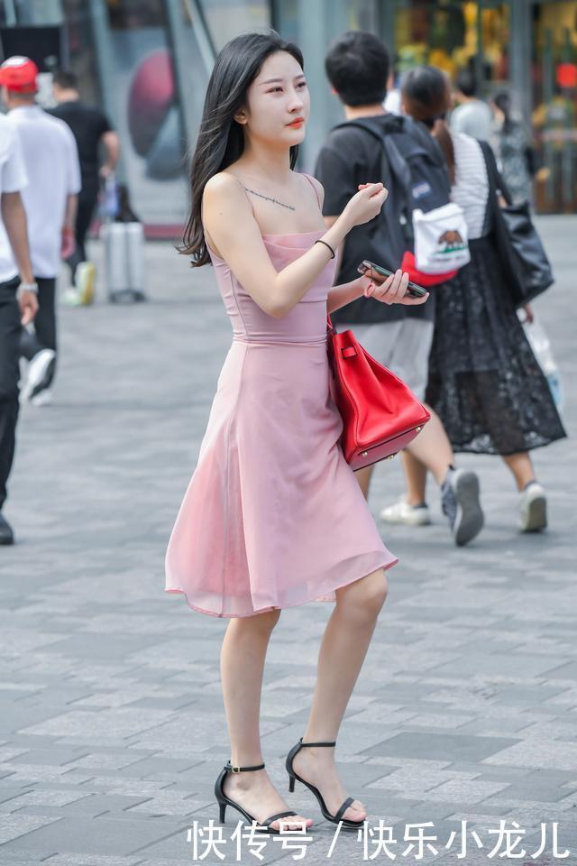 等待一秒钟入夏茫茫裙海之中的这条裙子,让你性感又显腿长