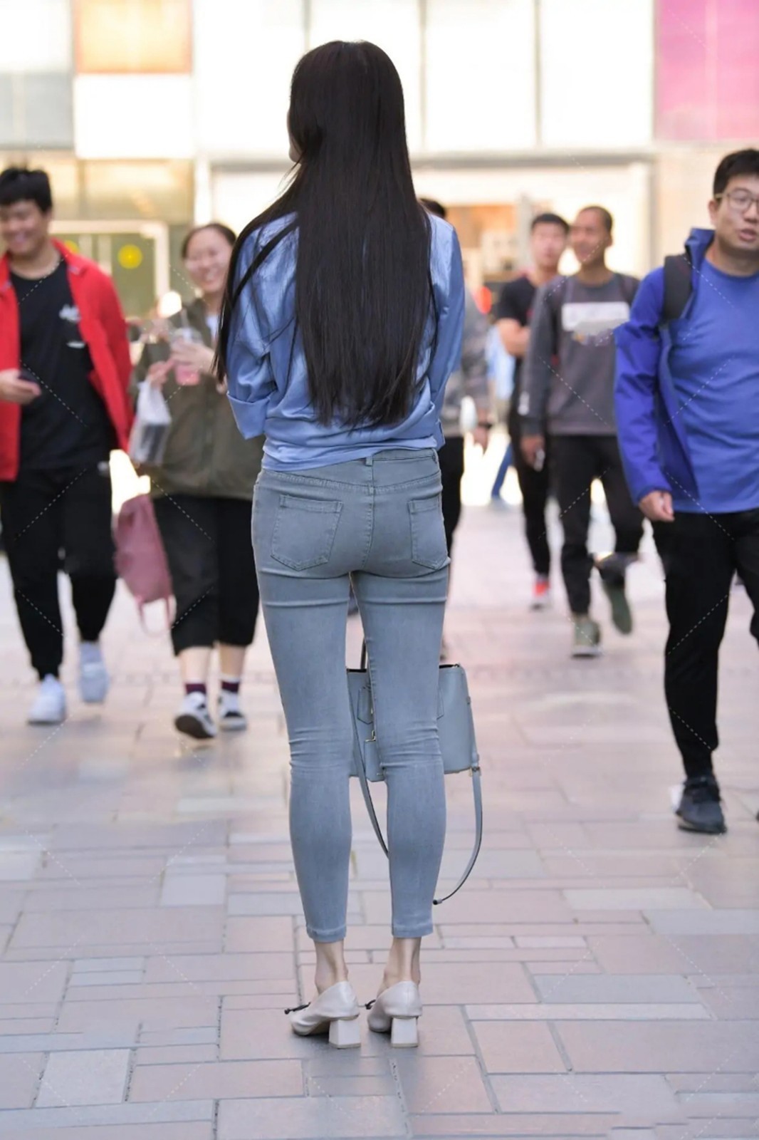 美女|美女街拍:浅蓝色真丝衬衫+浅色牛仔裤时尚有范,白色高跟鞋,大气简约!