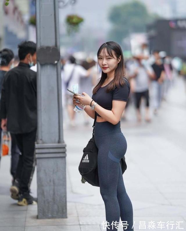 布料 打底裤的穿搭一眼就出挑潮流百搭很有型,流行穿搭