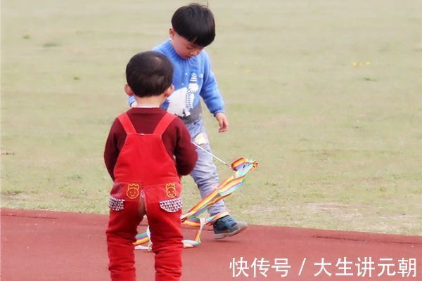 同龄人|为什么孩子总是比同龄人矮？不一定是发育晚，对比身高标准表看看