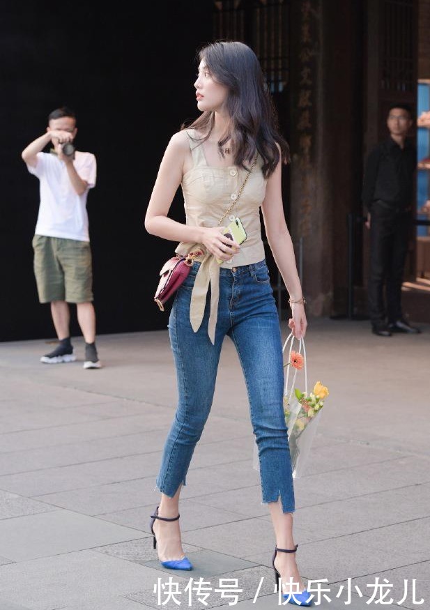  姑娘姐|回绝陈旧见解，牛仔裤也能穿搭出性格感