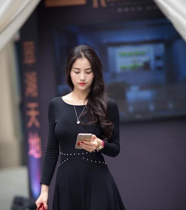 街拍:小姐姐身穿红色无袖上衣,白色的长裤,造型很时尚