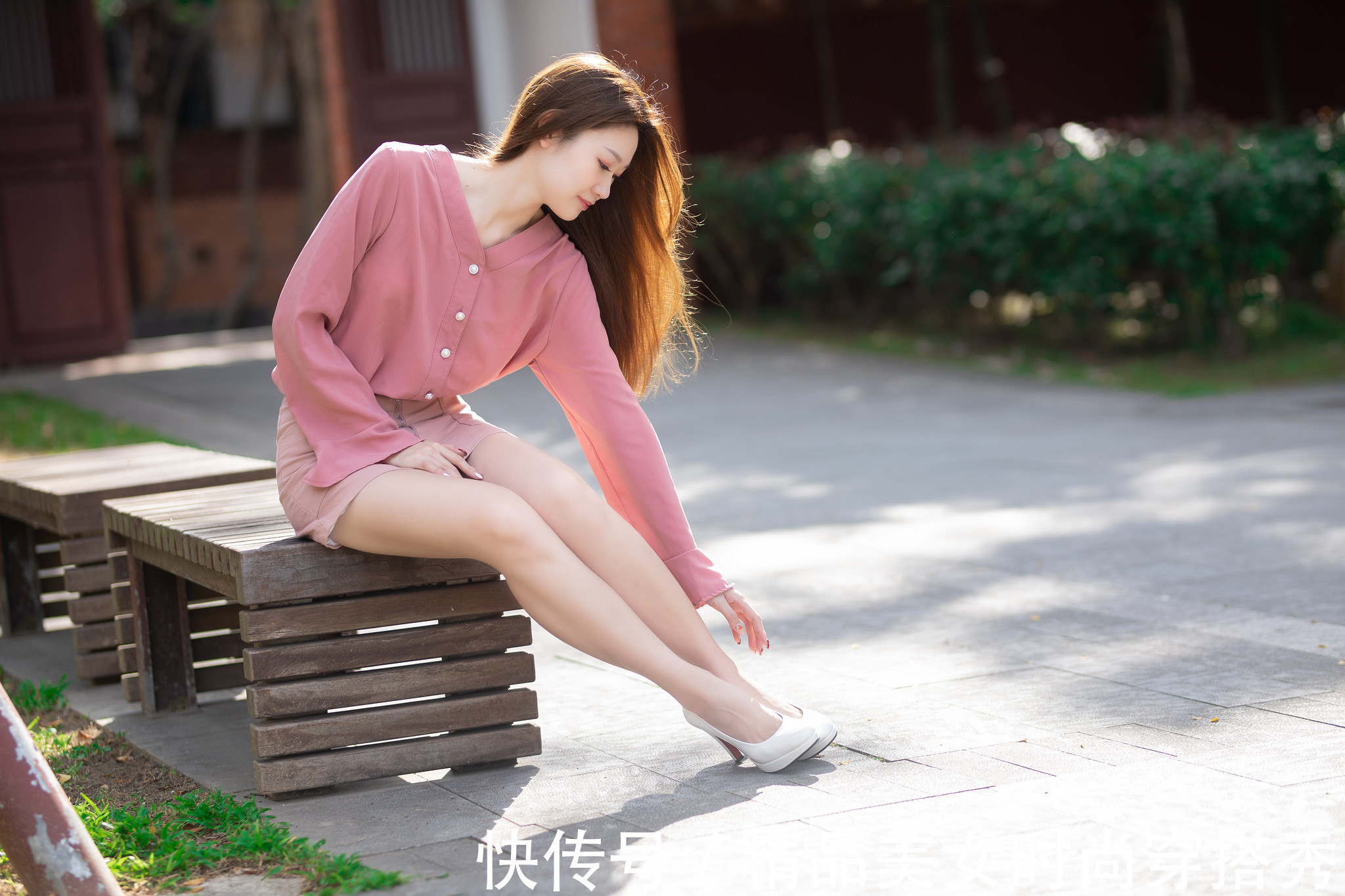 亮出门 粉色的雪纺衬衫甜美减龄,简约时尚的版型衬托女性柔美的气质