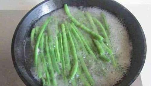 家里的主厨要注意:4种蔬菜吃之前一定要焯水,避免食物中毒