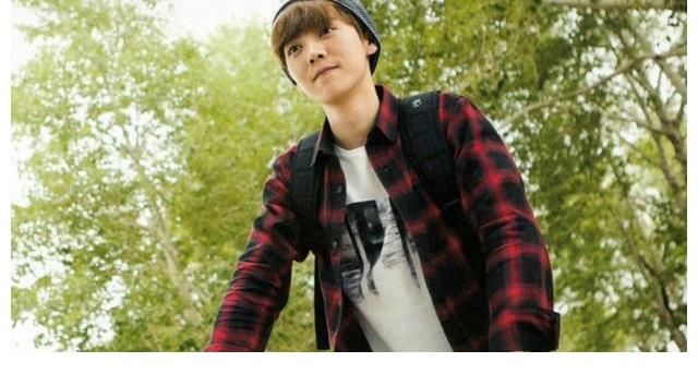 鹿晗被水误伤,表情引发关注,关键时候也不忘放下手上的羊肉串