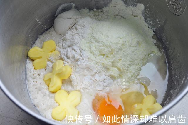 老式面包，放三天还香浓柔软，手撕着吃，配方很贵，适合家庭做