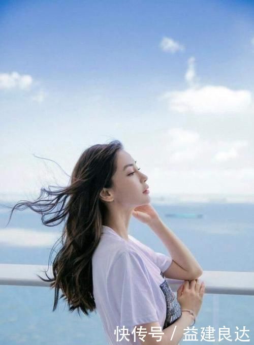 脸小|丸子头已经不流行了,今年这5种“发型”是真火,简单大方显脸小