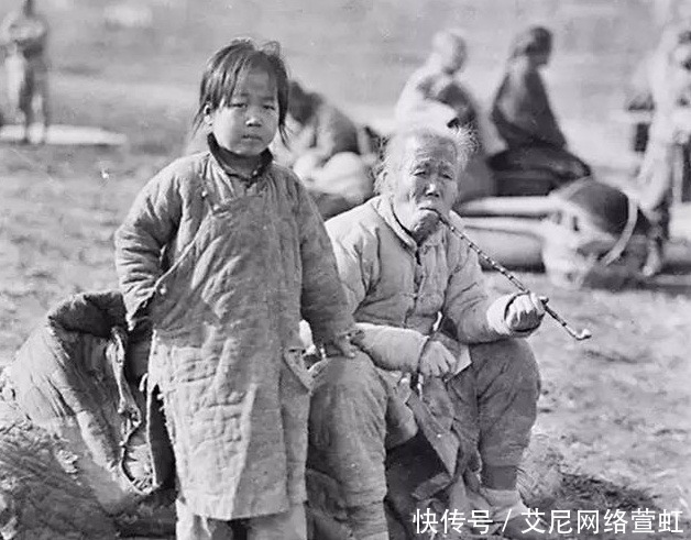 晚清时期|晚清时期老照片：女子媚态毕露