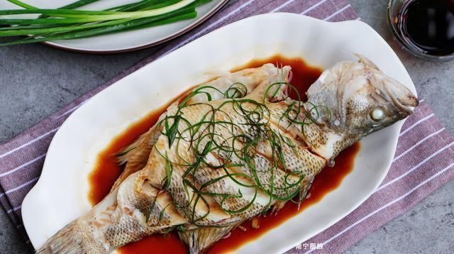 清蒸鲈鱼,冷水下锅还是开水下锅厨师做对了,鱼肉鲜嫩无腥味