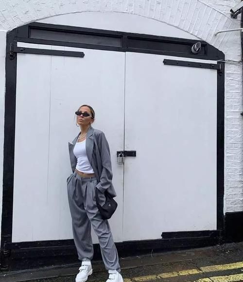 ?冬天买靴子少买黑色，建议这3种“高级色”，时髦百搭显腿长