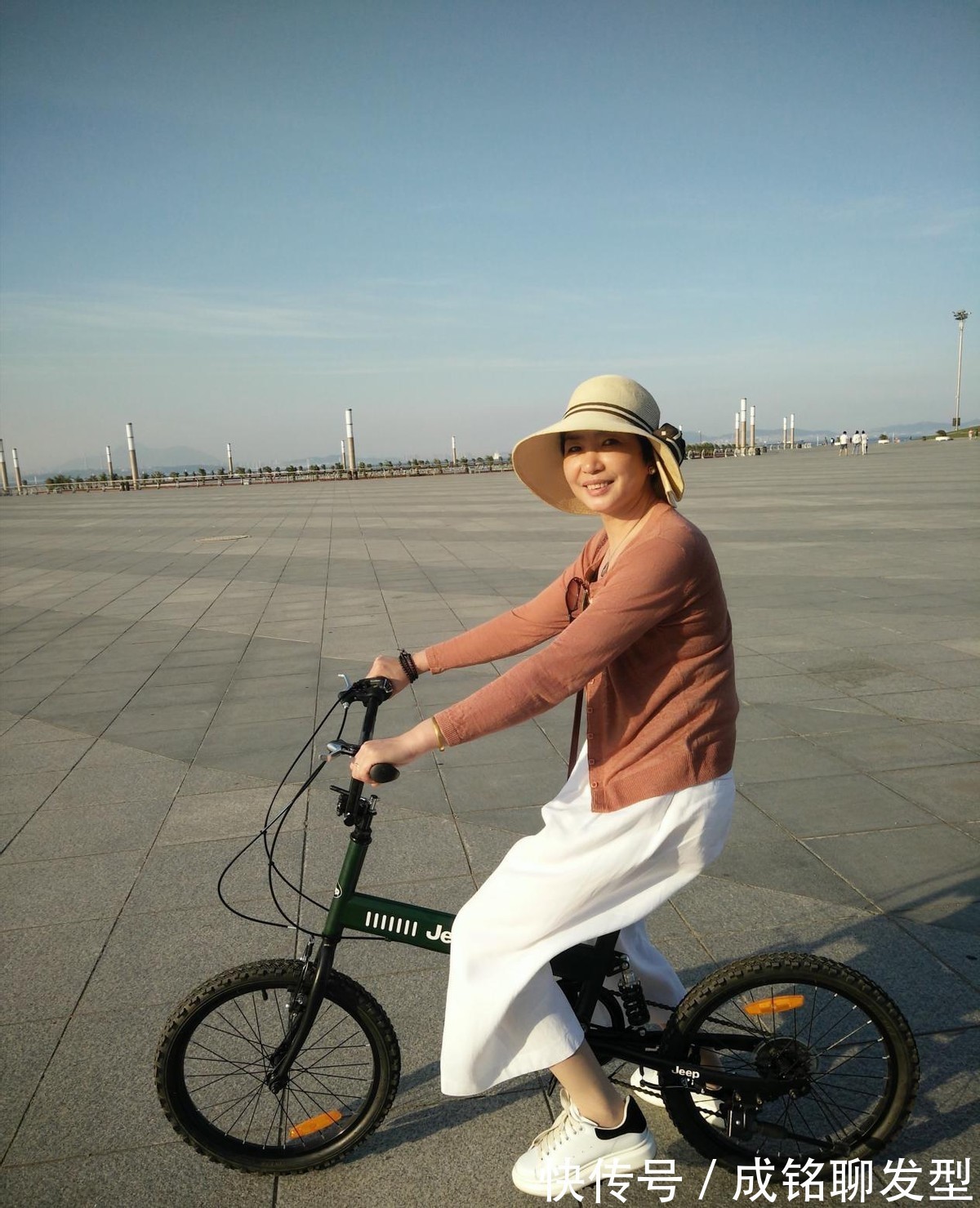 微胖|长相普通身材一般,大妈靠“接地气”的穿搭圈粉无数,值得借鉴