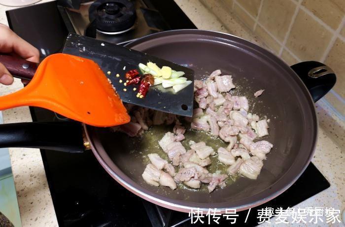 白菜炖豆腐，先炒白菜还是先炒豆腐大厨都不对，教你正确做法