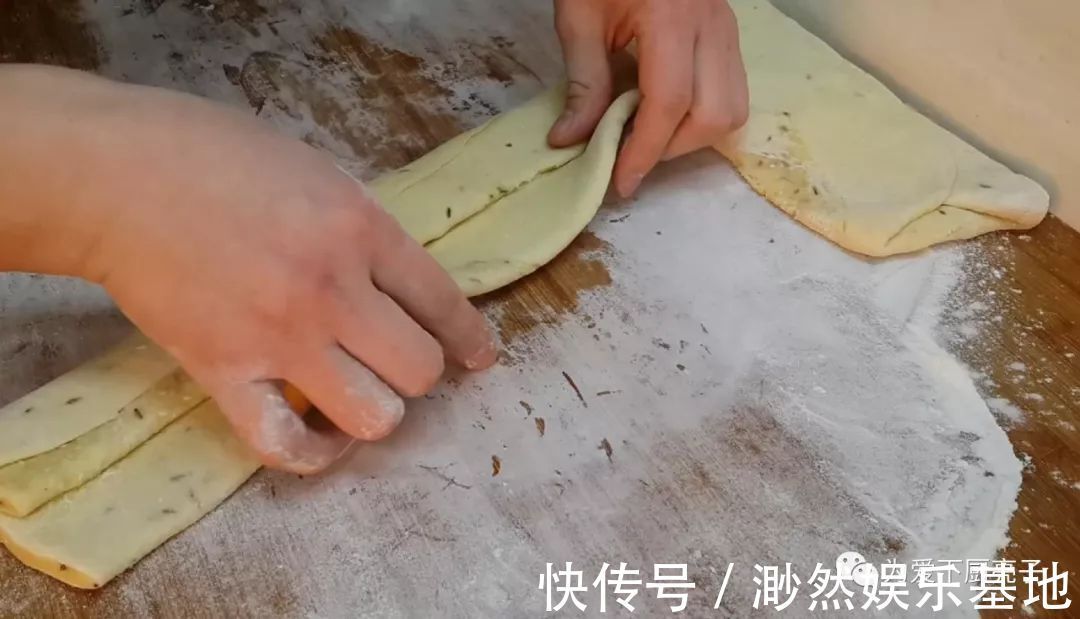 以后面粉就这么做,加2个鸡蛋,不烙饼不蒸馍,香甜酥脆上桌秒光