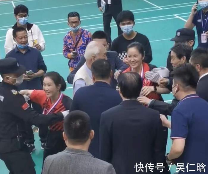 暖心|大姐紧抓刘国梁手臂不放,刘国梁做法暖心,被2位女球迷搂腰合影